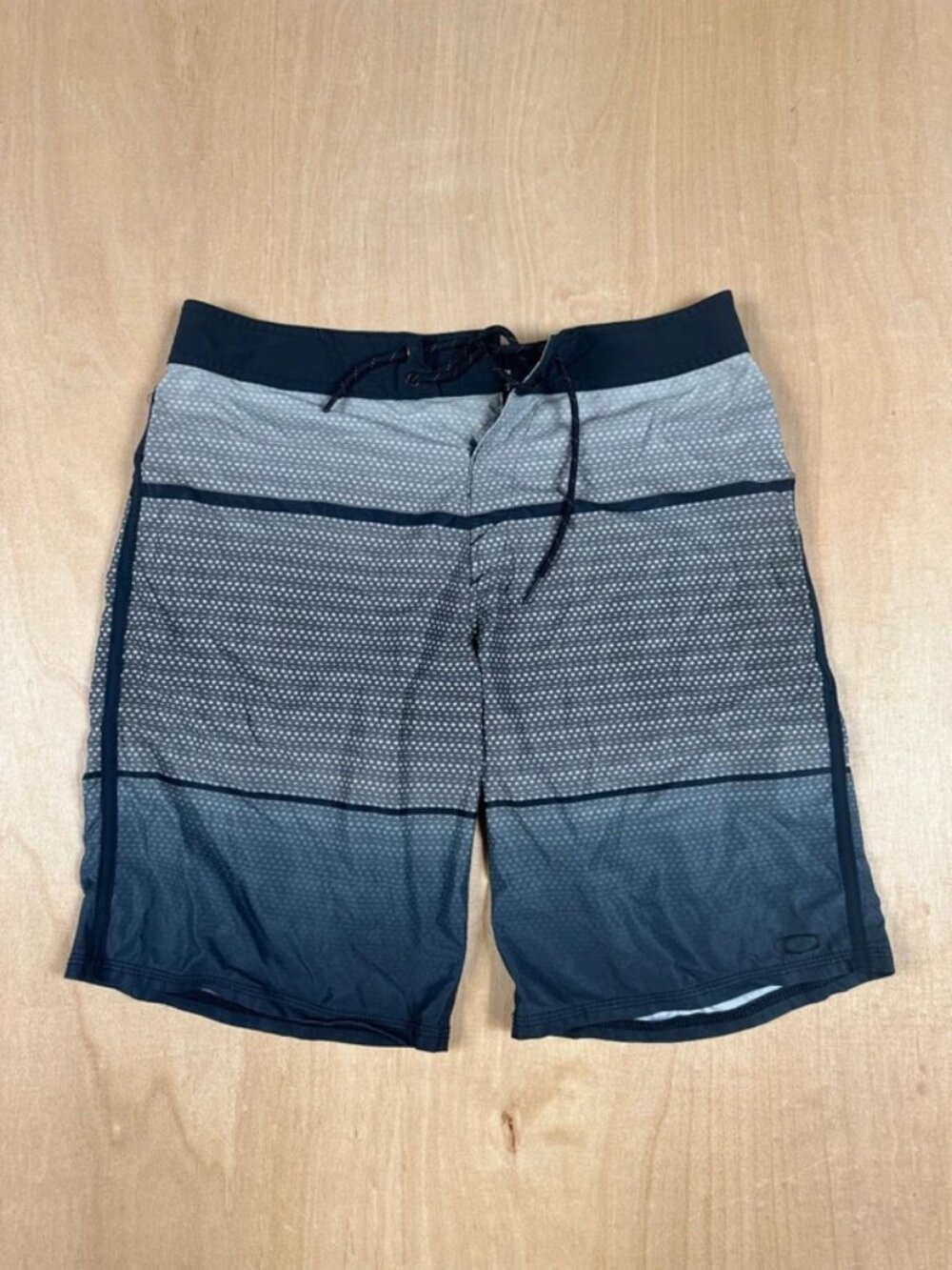 Oakley Men's Black Grey Gradient Board Shorts – Size 30
